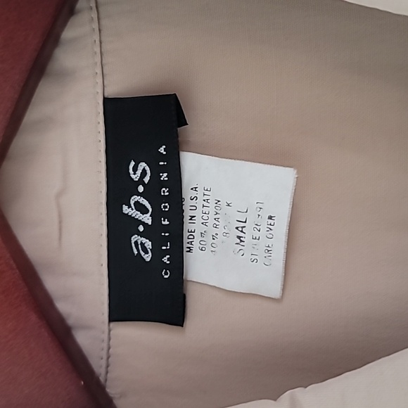 Vintage Ladies Beige Short Sleeve Button-Up Shirt With Crest Like Logo Sz Small - Picture 5 of 6